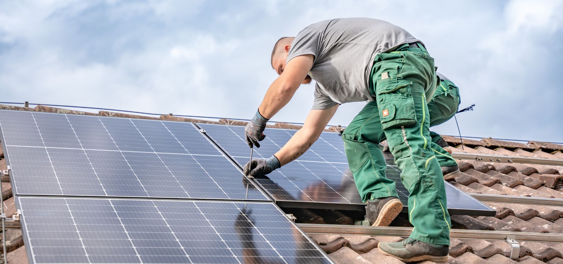 Solaranlage auf dem Dach eines Wohnhauses im Kreis Calw zur umweltfreundlichen Stromerzeugung