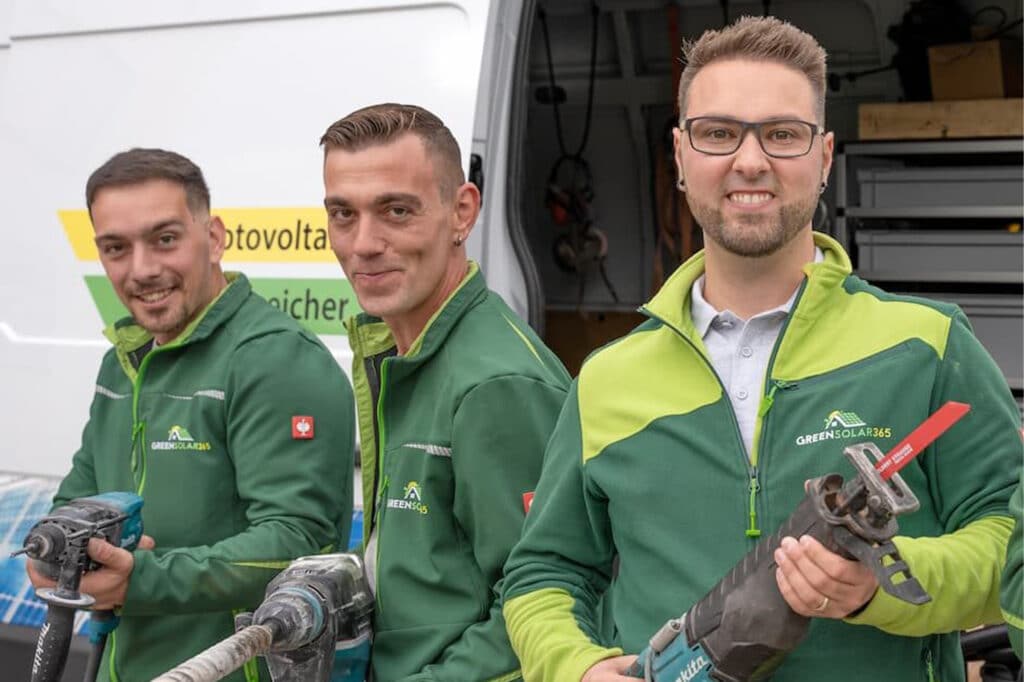Montage-Team von GreenSolar365 mit Werkzeug vor dem Firmenfahrzeug