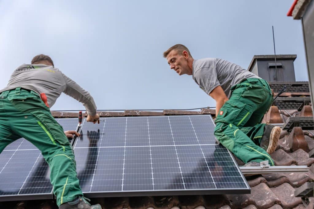 Aufbau einer PV - Anlage in Bad Liebenzell mit Photovoltaikmodulen.
