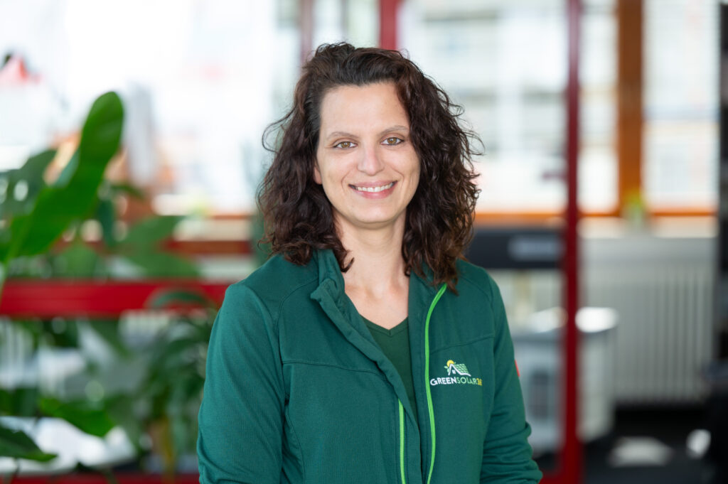 Mitarbeiterin im Lager und Materialmanagement von GreenSolar365 – Photovoltaik-Fachbetrieb in Calw