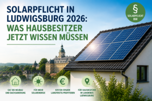 Modernes Haus mit Photovoltaikanlage auf dem Dach und Sonne im Hintergrund als Illustration zur optimalen Sonnenausrichtung für Solaranlagen in Ludwigsburg.
