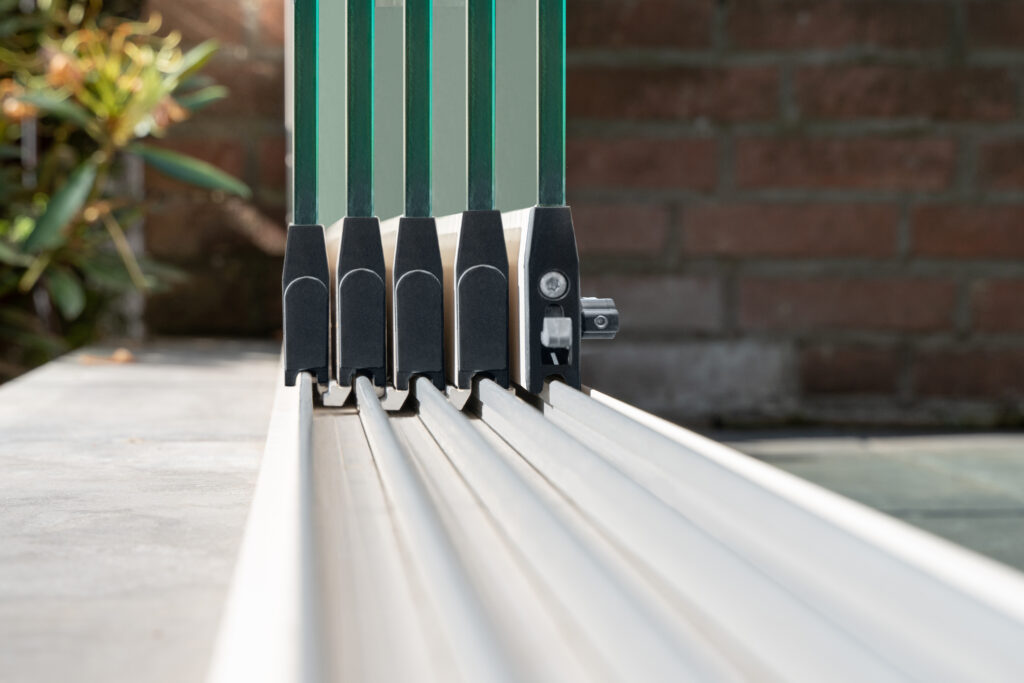 Detail einer modernen Aluminium-Terrassenüberdachung in Calw – hochwertige Verarbeitung von GreenSolar365