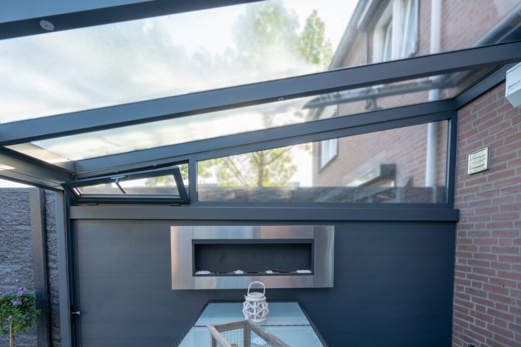 Glas-Terrassenüberdachung in Calw – moderne Pergola mit transparentem Dach von GreenSolar365