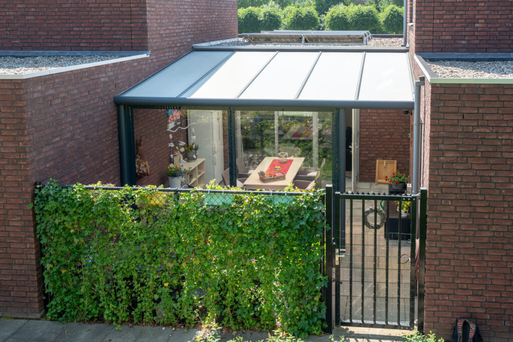 Sommergarten aus Glas in Calw – moderner Regenschutz und Wohnraumerweiterung von GreenSolar365