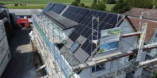 Gewerbegeb&auml;ude in Holzgerlingen aus der Vogelperspektive &ndash; geeignet f&uuml;r Photovoltaik und Mieterstrom-L&ouml;sungen