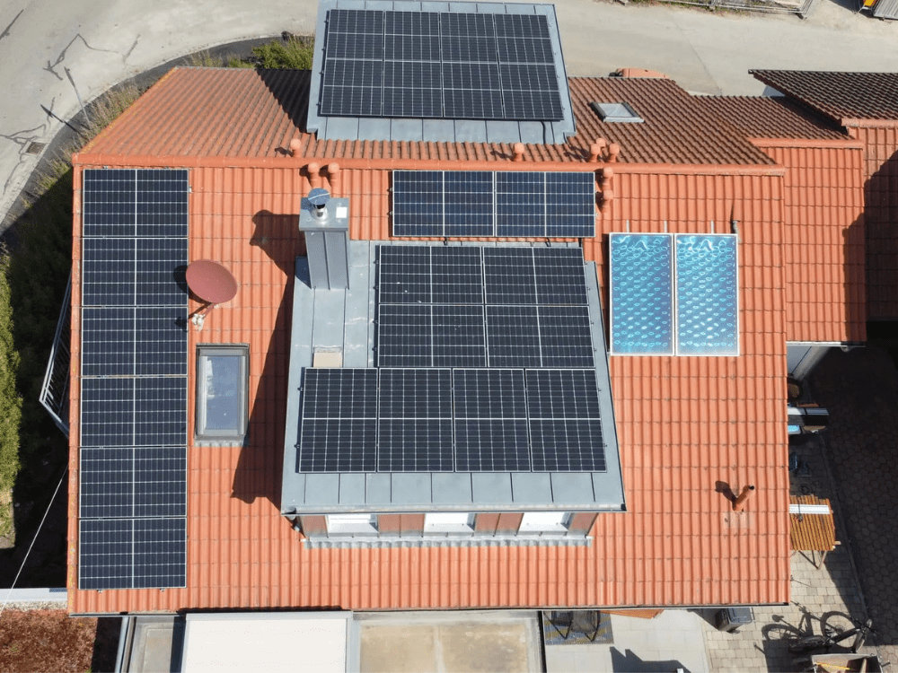 Photovoltaikanlage auf Einfamilienhaus in Pforzheim & Enzkreis &ndash; Luftaufnahme