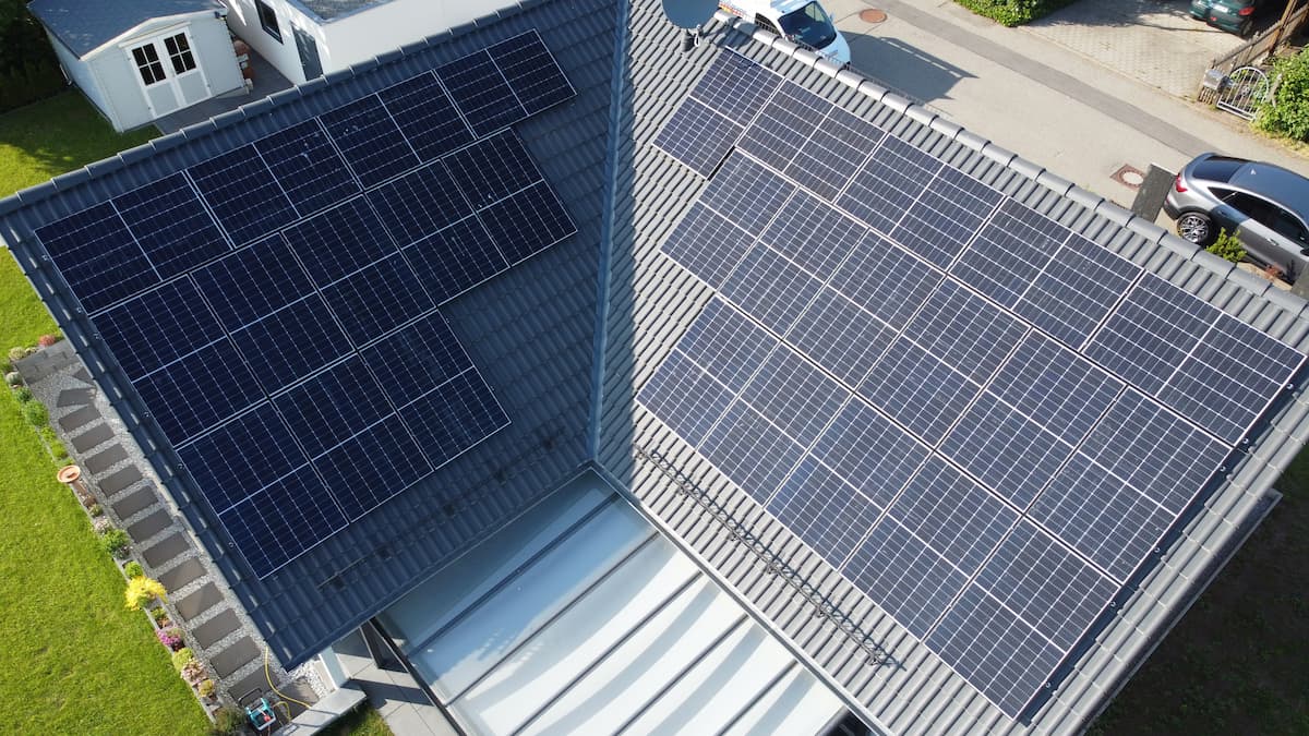 komplettes Dach mit Solarmodulen ausgestattet